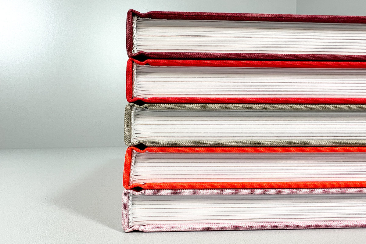 Reliures de livres empilées colorées Light up!