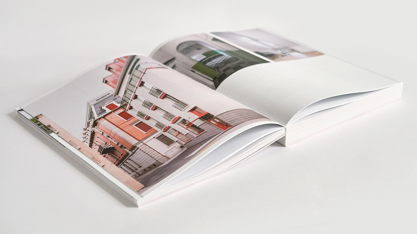 Catalogue ouvert avec pages illustrées best architects 21