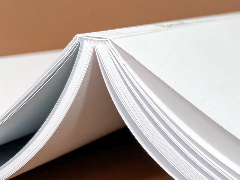 Offener Buchblock mit Fadenheftung Bergell vis-à-vis