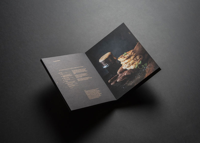 Brochure ouverte avec texte et photo alimentaire Rezeptbuch Set FEUER & RING