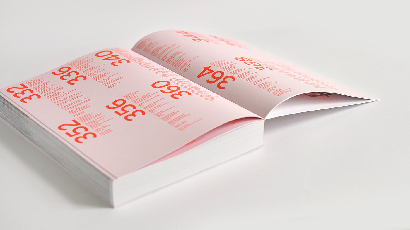 Livre à couverture souple ouvert avec numéros rouges best architects 21