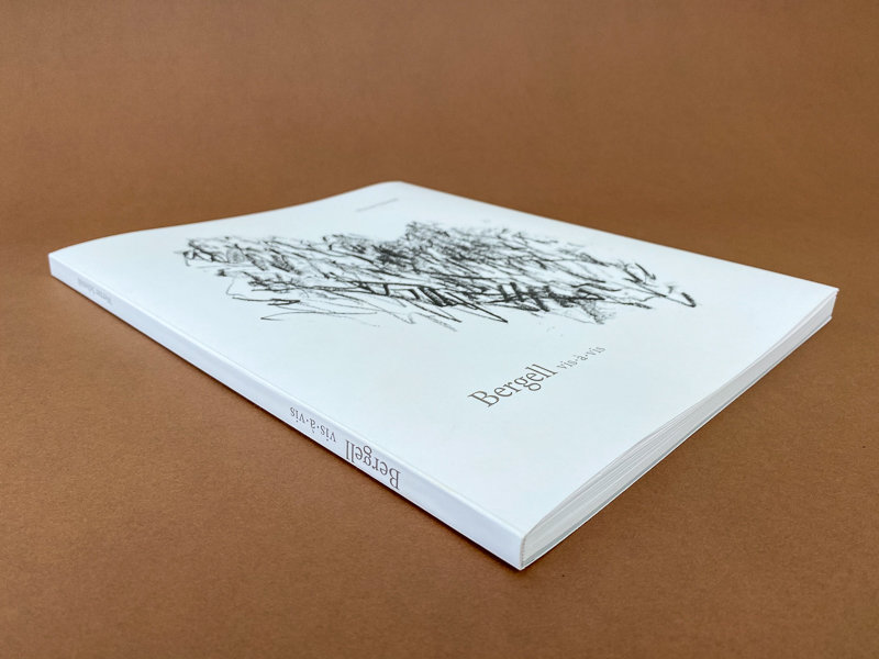 Softcover mit weissem Umschlag und Zeichnung Bergell vis-à-vis