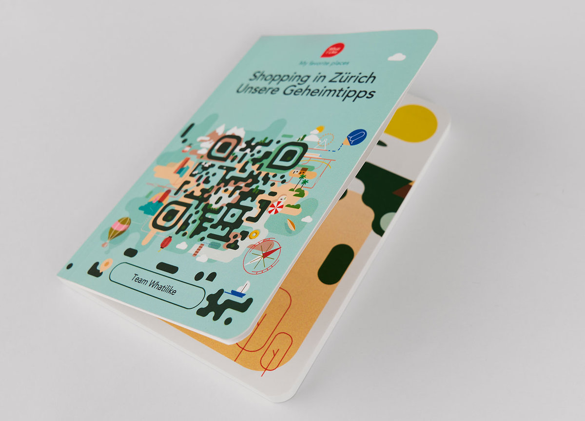 Brochure coins arrondis avec QR code Brochure au format carte de visite avec coins arrondis, présentant un code QR et le titre "Shopping in Zürich Unsere Geheimtipps" sur la couverture illustrée de petits dessins colorés, posée sur une autre brochure aux graphismes colorés partiellement visible.