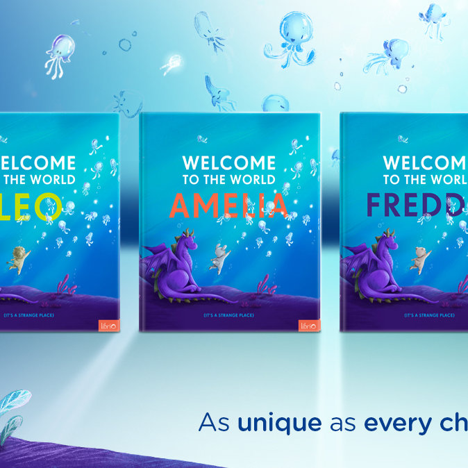 Drei Kinderbücher mit den Titeln "Welcome to the world Leo", "Welcome to the world Amelia" und "Welcome to the world Freddie". Jedes Buchcover zeigt einen violetten Drachen, Unterwasserwelt mit Quallen und eine kleine Meerjungfrau. Darunter steht der Satz „As unique as every child“.