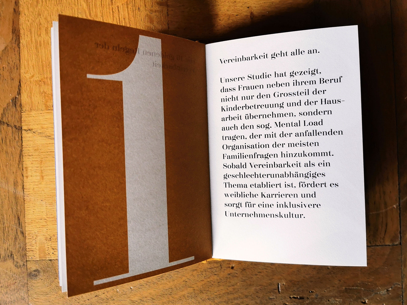 Offener Buchblock mit Textseite Die 10 goldenen Regeln der Vereinbarkeit