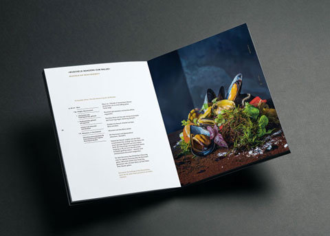 Catalogue ouvert avec recette et photographie culinaire Rezeptbuch Set FEUER & RING