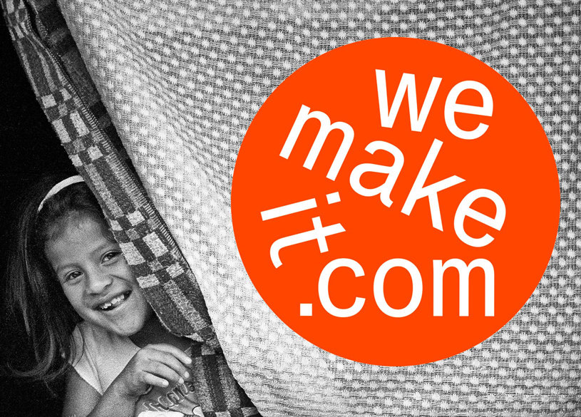 Kind hinter Vorhang mit Gewebe Rundes orangefarbenes Logo mit dem weissen Schriftzug we make it.com. Im Hintergrund ein Schwarz-Weiss-Foto eines lächelnden Kindes, das sich hinter einem gemusterten Vorhang versteckt.
