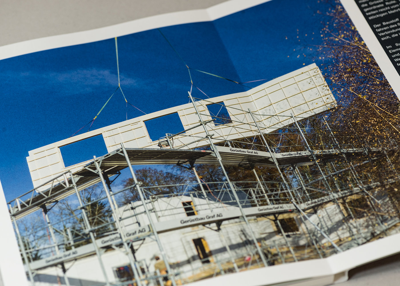 Photographie d'un bâtiment en construction dans un livre ouvert Hadlikon – Wohnpark am Bachtel