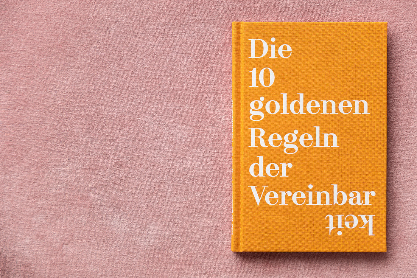 Hardcover Buch mit oranger Leinenbindung Die 10 goldenen Regeln der Vereinbarkeit