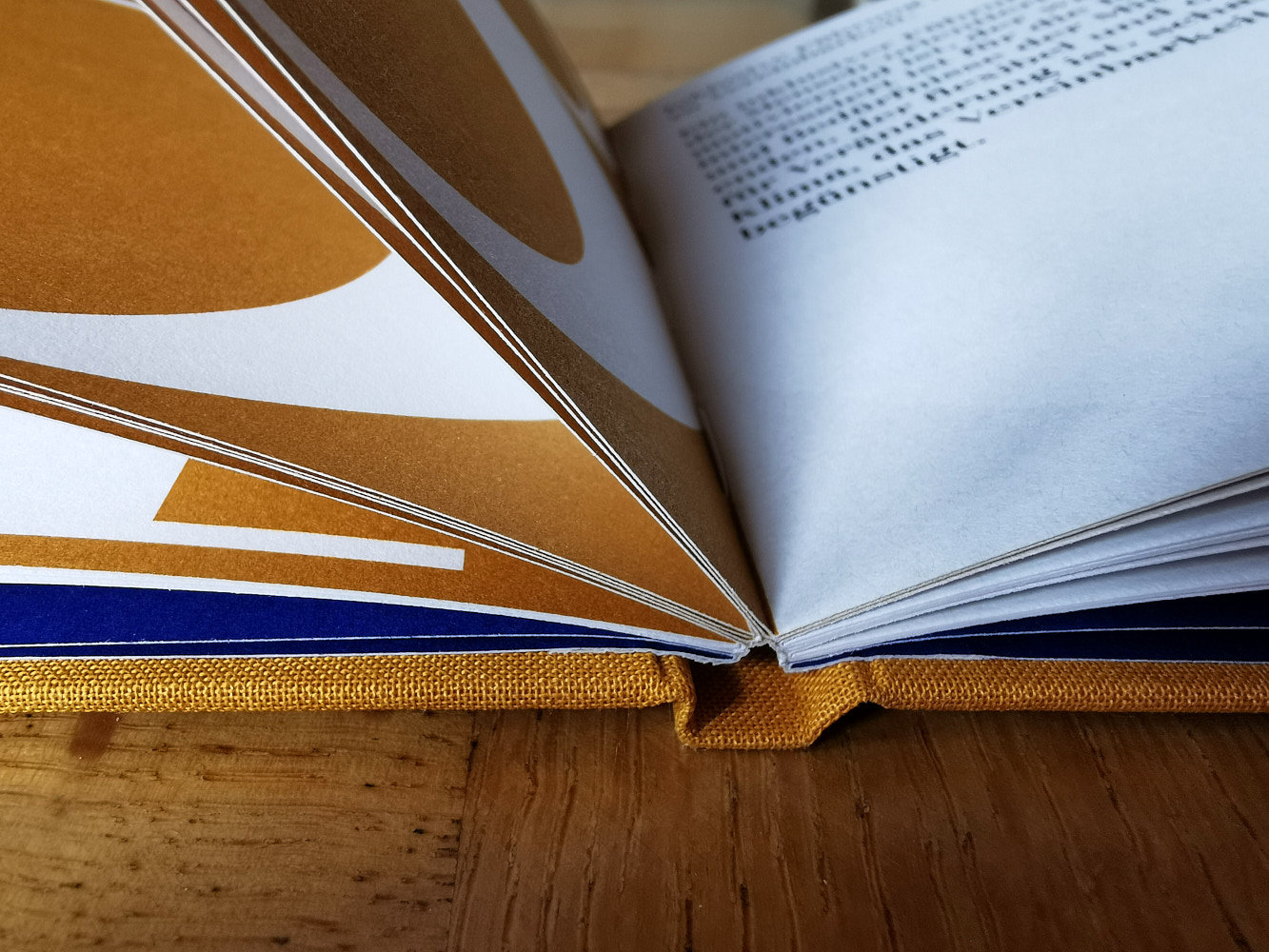 Liegender offener Buchrücken mit Stoffbezug Die 10 goldenen Regeln der Vereinbarkeit