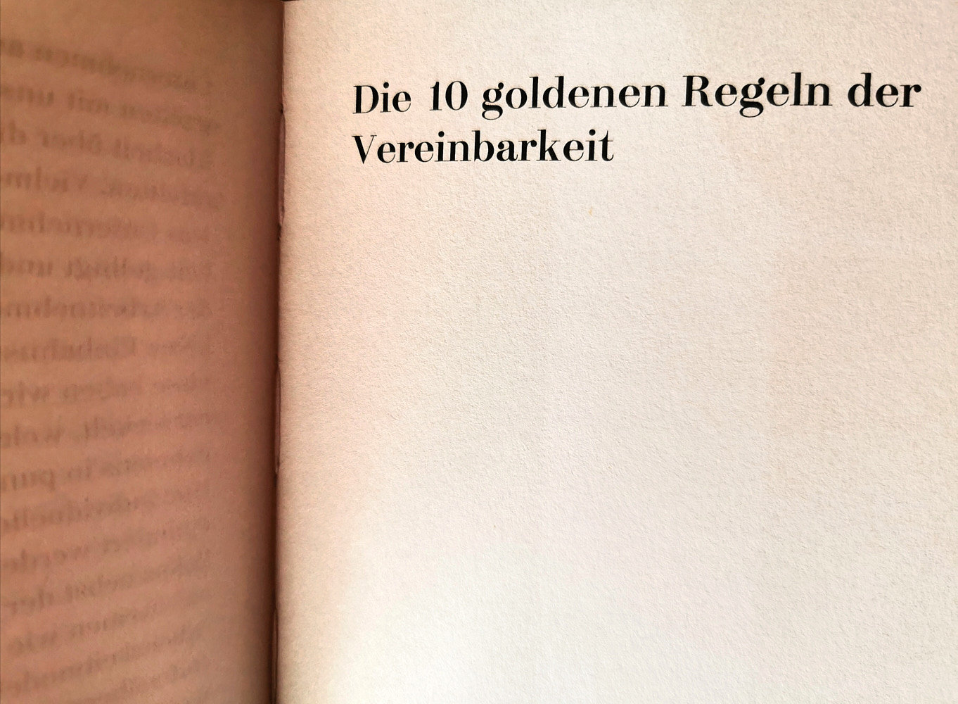 Offener Buchblock mit Textseite Die 10 goldenen Regeln der Vereinbarkeit