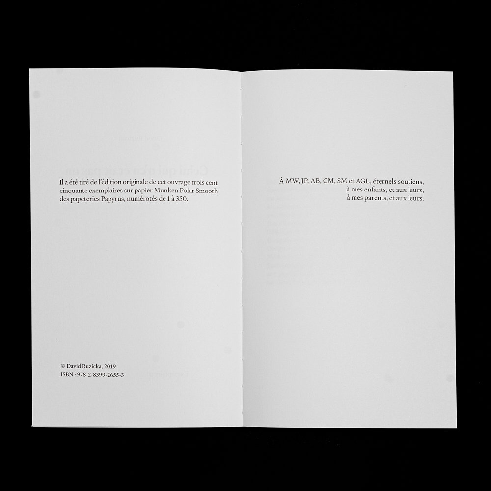 Geöffnete Buchseiten mit Textdruck Celui qui n'en était pas un