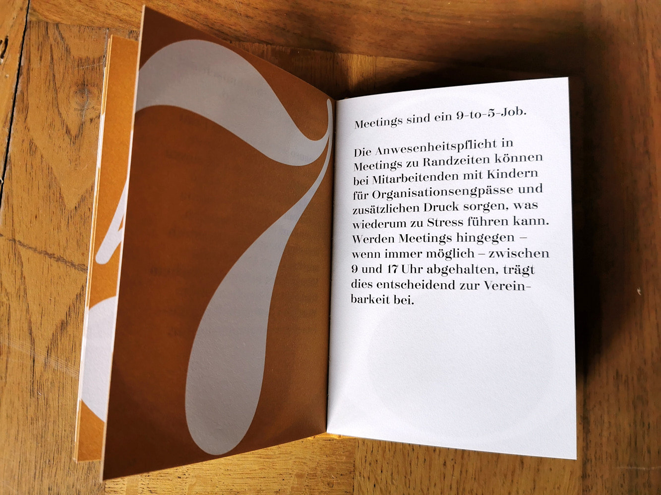 Aufgeschlagenes Buch mit Textseitendruck Die 10 goldenen Regeln der Vereinbarkeit