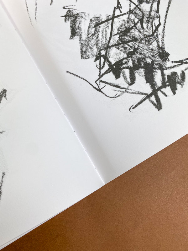 Aufgeschlagenes Skizzenbuch mit Kohlezeichnungen Bergell vis-à-vis