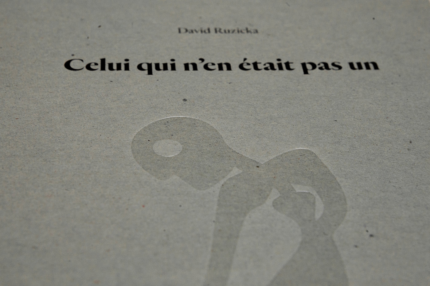 Buchdeckel mit Prägung und Textdruck Celui qui n'en était pas un