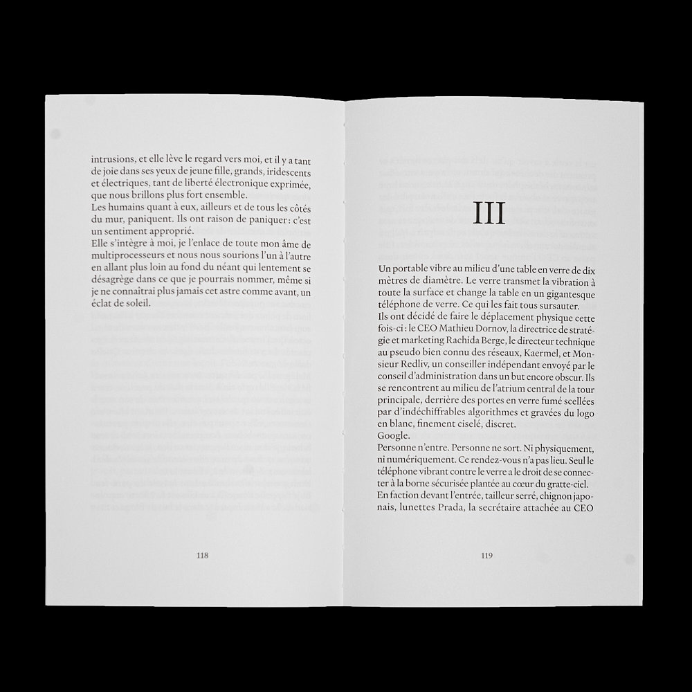 Geöffnete Buchseiten mit Textblock Celui qui n'en était pas un