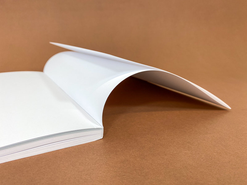 aufgeschlagene Broschur mit weissem Papier Bergell vis-à-vis