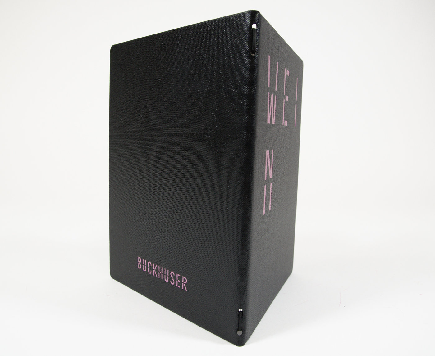 Reliure en cuir noir avec lettres roses embossées Speisekarte Buckhuser