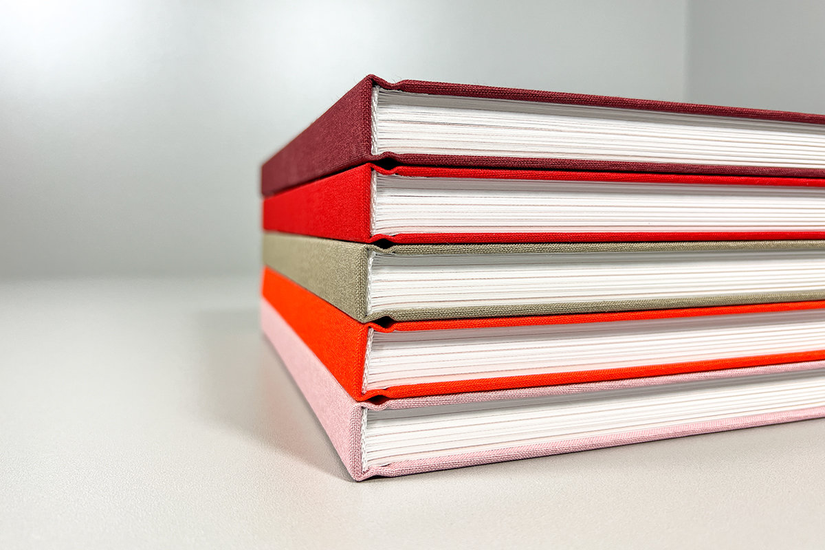 Pile de livres avec couverture rigide colorée Light up!