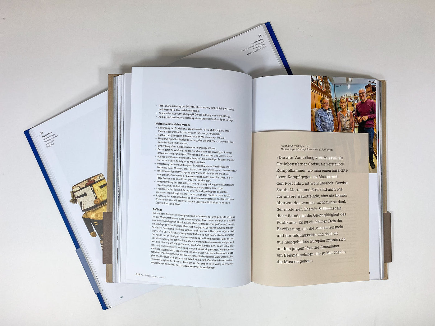 Geöffnete Bücher mit Text und Foto 100 Jahre Historisches und Völkerkundemuseum St. Gallen
